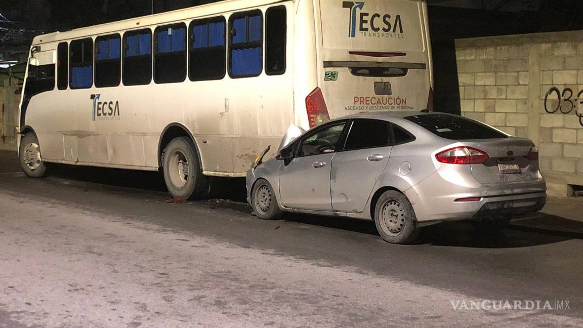 Imprudente conductor termina debajo de transporte de personal, al sur de Saltillo