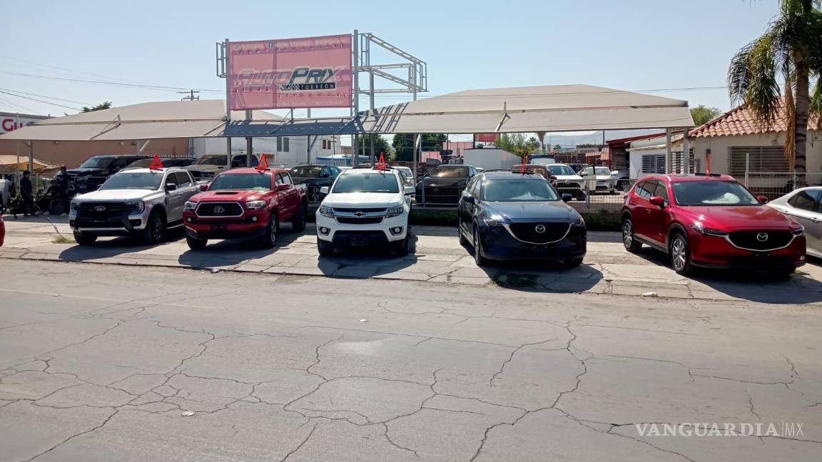 Exhortan a lotes de venta de automóviles en Torreón a retirarlos de las banquetas por seguridad del peatón