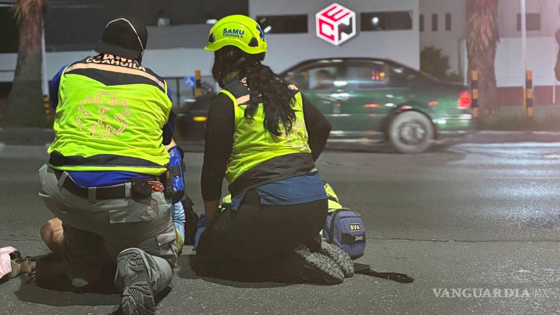 $!Socorristas de la Secretaría de Salud atendiendo a la joven lesionada en el lugar del accidente.