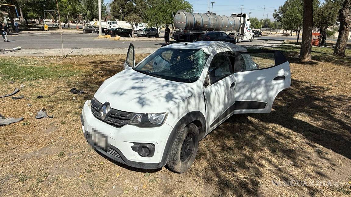 Saltillo: tráiler le cierra el paso, derriba luminaria y termina en una jardinera