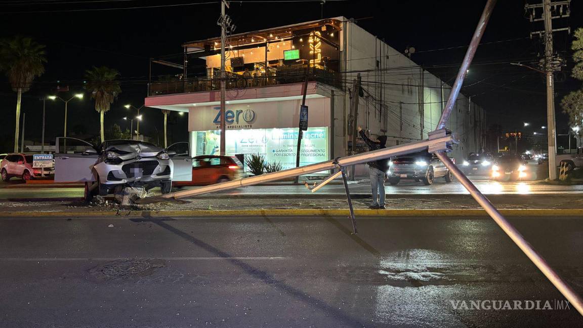 Derriba luminaria conductora ebria tras brincar dos veces el camellón al norte Saltillo