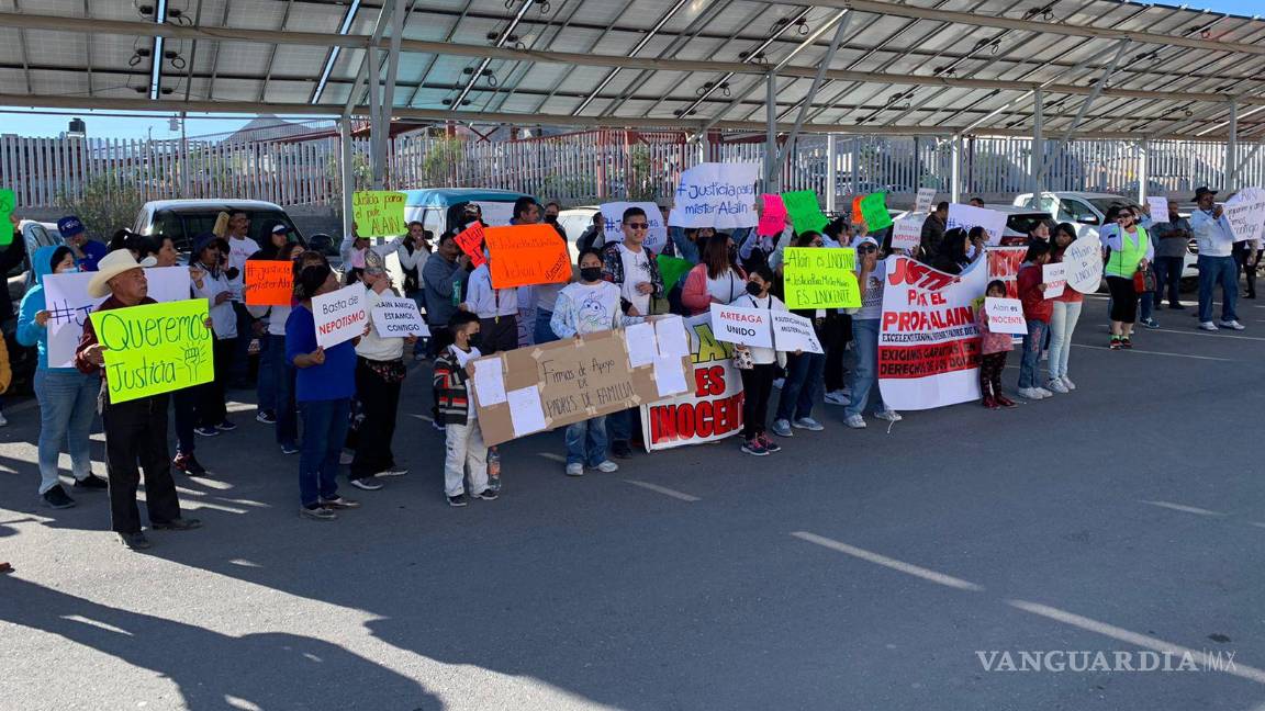 $!Protestan en favor de profesor del Colegio Americano de Saltillo acusado de agresión sexual