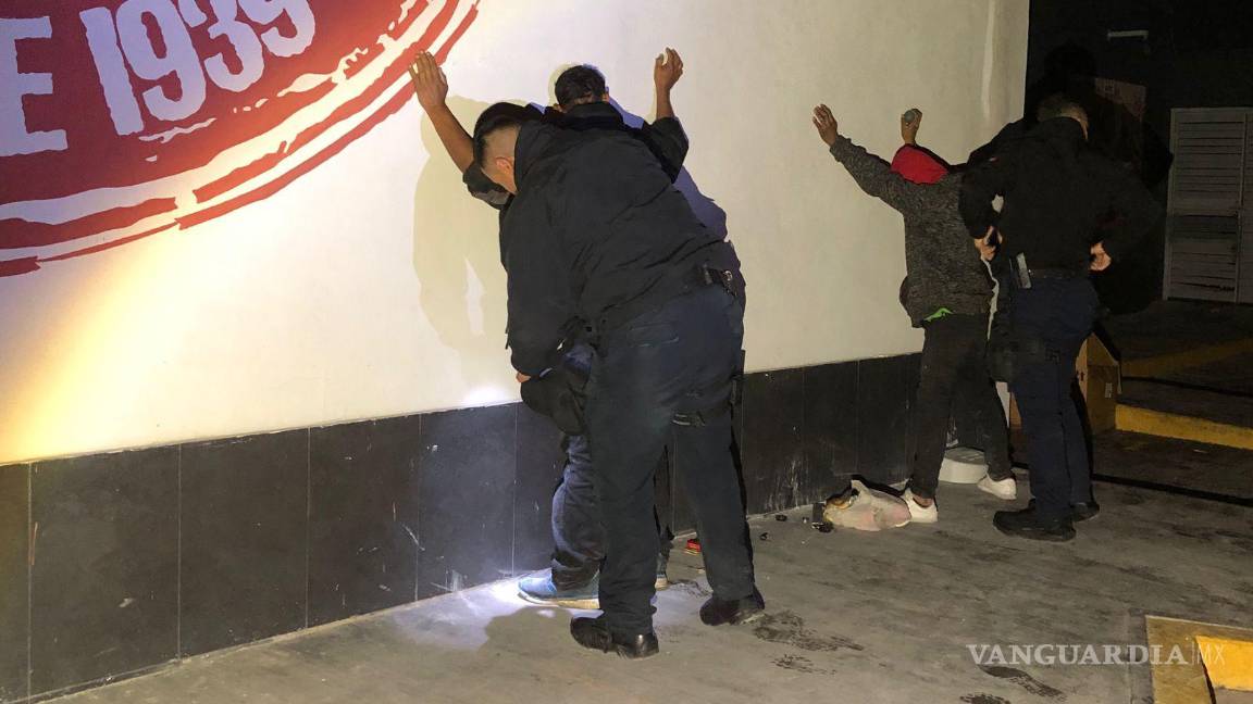 $!Agentes de la Policía Municipal detuvieron a los presuntos ladrones en el momento exacto en que intentaban ingresar al establecimiento de comida rápida.