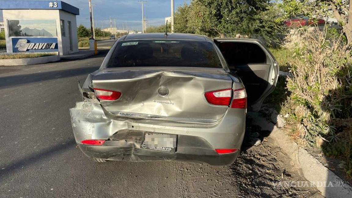 $!La camioneta RAM y el Dodge Visión fueron los involucrados en el choque por alcance muestra del impacto en la carretera.