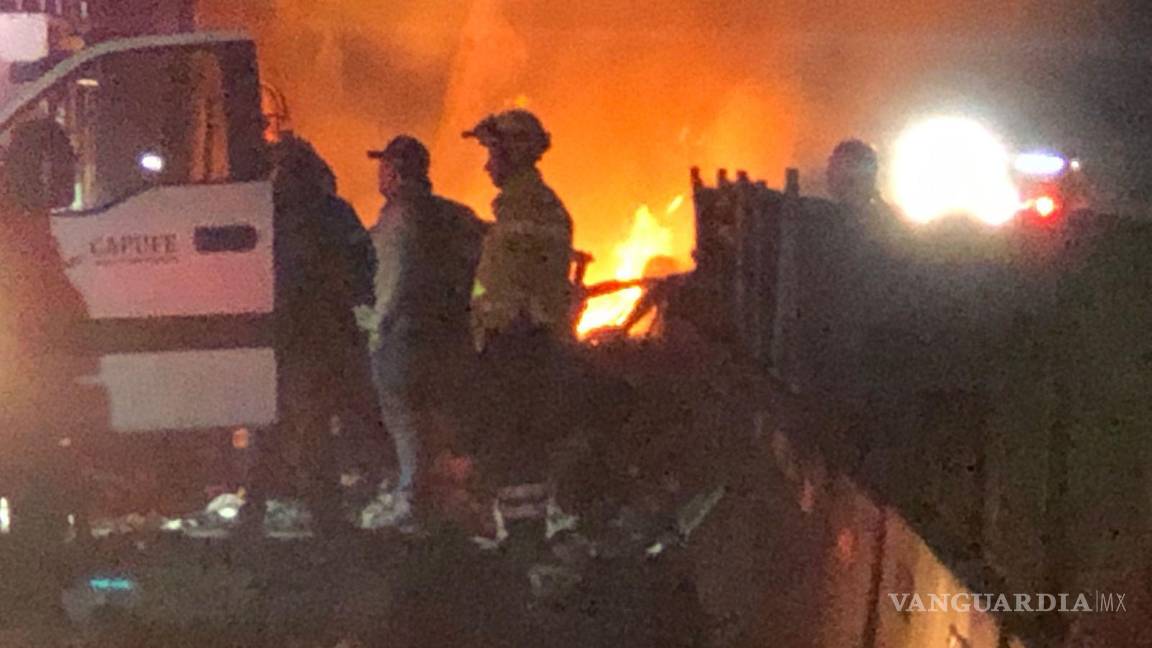 $!El conductor del tráiler fue rescatado por los equipos de emergencia después de quedar atrapado en la cabina del vehículo volcado.