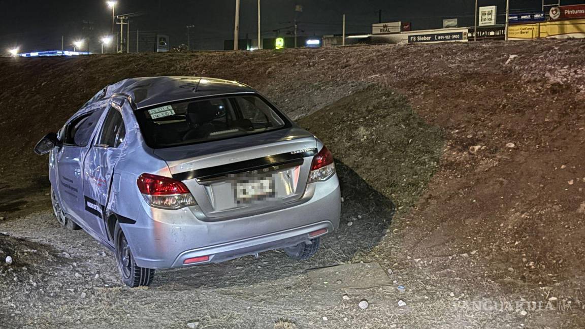 $!El Dodge Attitude fue remolcado hacia un corralón luego de volcarse sobre el bulevar Fundadores.