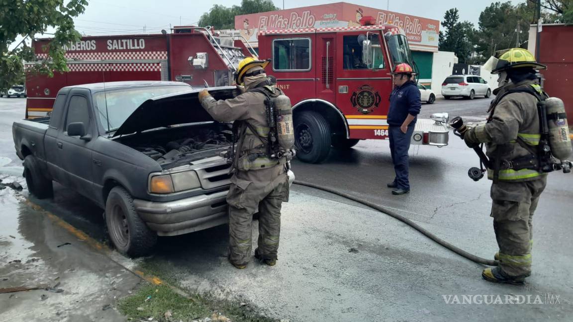 Cortocircuito provoca incendio de camioneta en colonia Fundadores de Saltillo; propietario logra salvar su vida