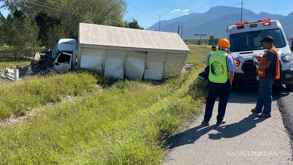 Se equivoca de ruta, maniobra, vuelca y se estampa contra barda en carretera Monterrey Monclova