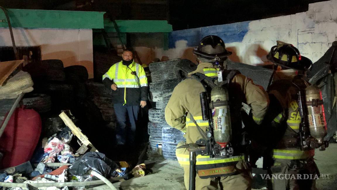 Saltillo: casa abandonada arde en llamas; vecino guardaba llantas en el lugar