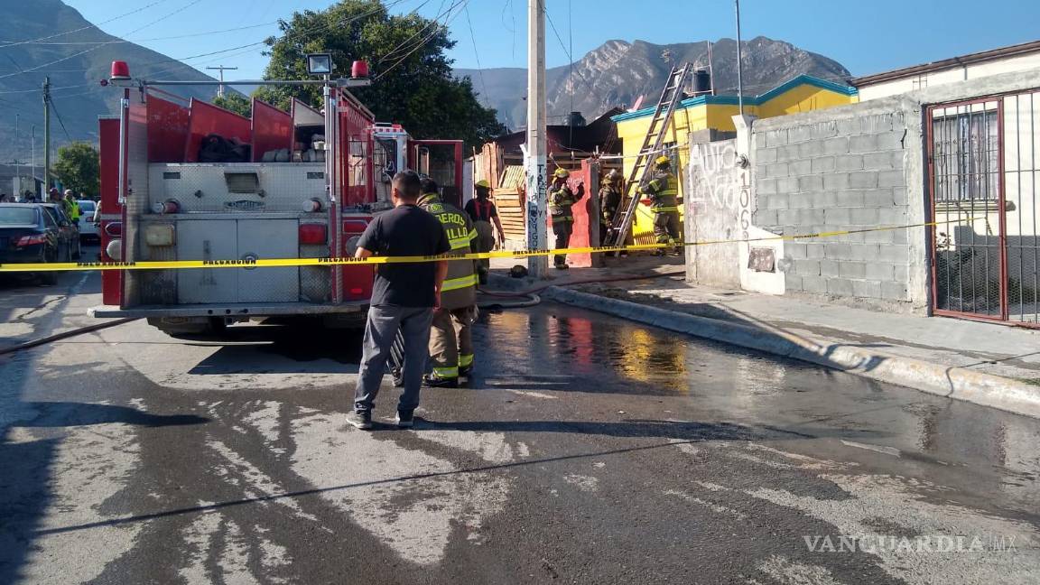 $!Dos camiones de Bomberos y dos camionetas de Protección Civil acudieron al lugar.