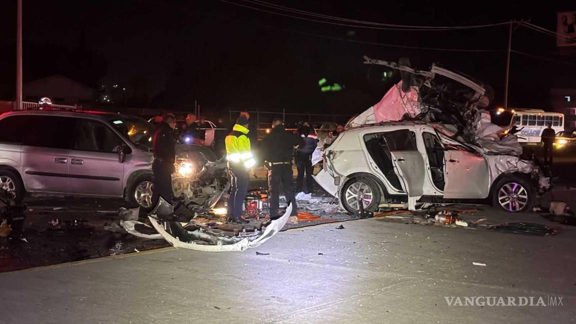 $!La vialidad permaneció cerrada por más de cinco horas mientras se realizaban labores de rescate y peritaje.