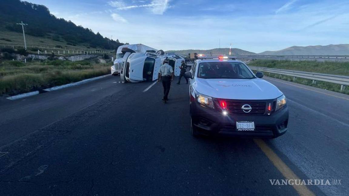 $!Los camiones dañados fueron trasladados a un corralón municipal, mientras que el conductor del tráiler deberá responder por los daños a la carretera.