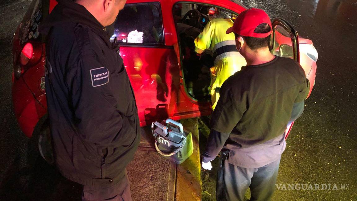 $!El hombre terminó sin vida dentro de su coche.