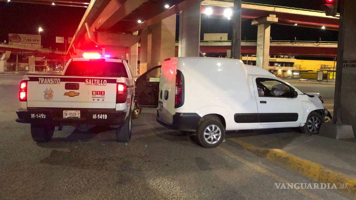 $!Elementos de tránsito municipal tomaron registro del accidente y las medidas necesarias en la intersección delbulevar Paseo de la Reforma y el periférico Luis Echeverría Álvarez.