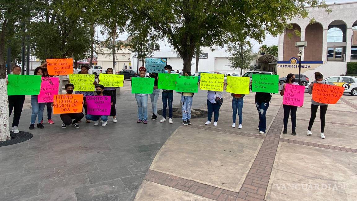Se manifiestan familia y amigos de Chris Anguiano; bloquean calles del centro de Monclova