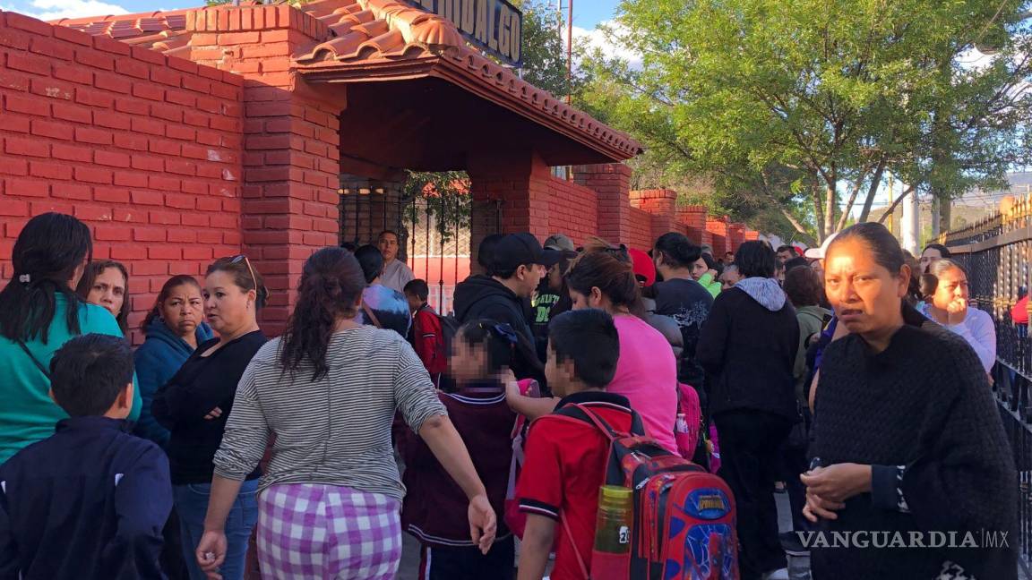Protestan padres de familia ante posible desvío de recursos en primaria de Saltillo; exigen auditoría