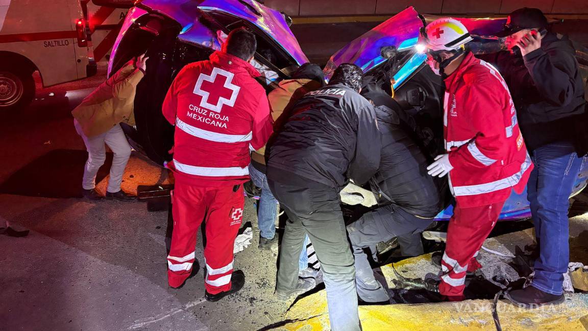 $!El joven conductor fue rescatado entre los fierros retorcidos de su vehículo por policías municipales, paramedicos y testigos del accidente.