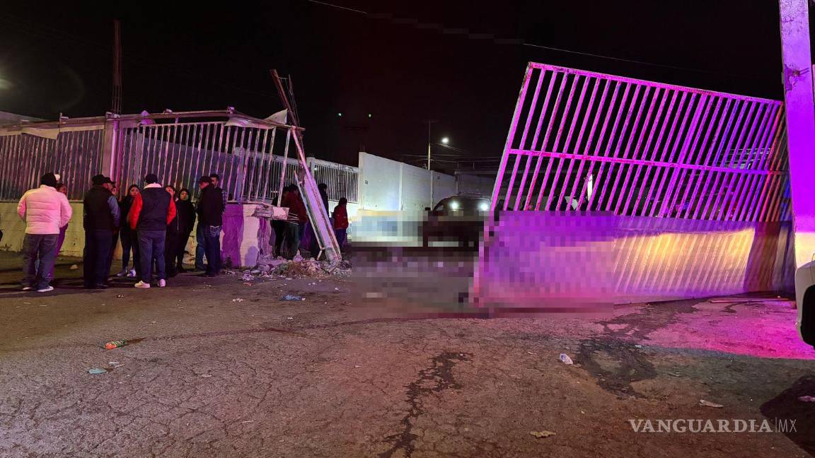$!El fuerte impacto derribó parte del barandal de una tienda de carnes, generando alarma entre vecinos y comerciantes de la zona.