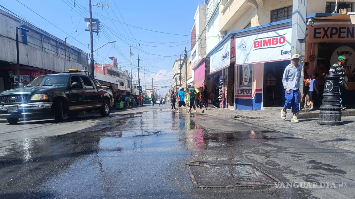 $!Las altas temperaturas empeoran los olores y hacen más insoportable la jornada para quienes trabajan en la zona.
