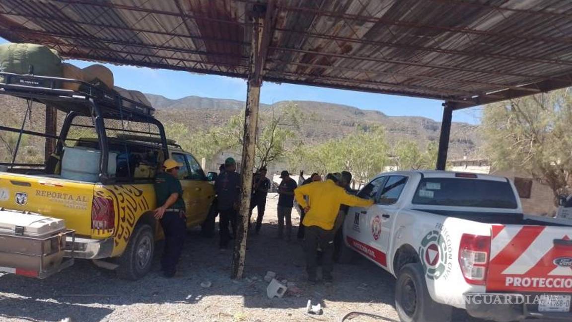 $!Brigadistas combaten el incendio forestal en el Cerro de La Gloria con herramientas manuales.