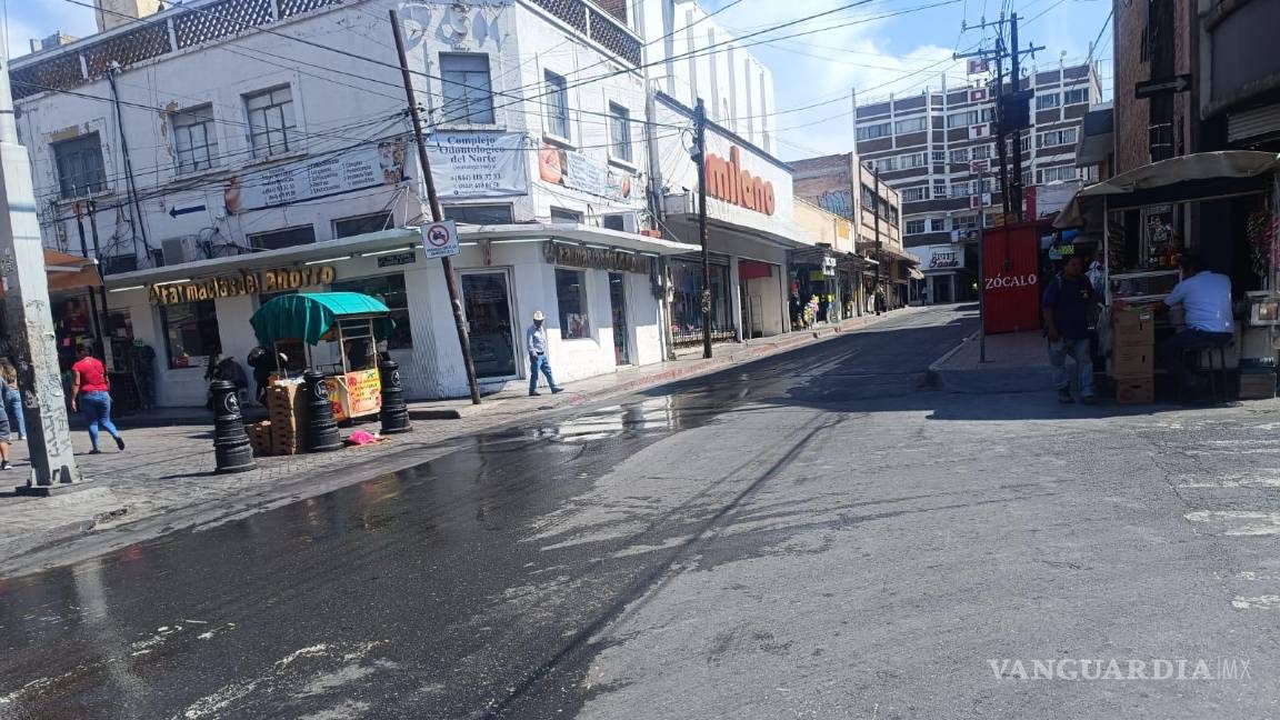 $!Comerciantes denuncian que llevan casi una semana aspirando el hedor de las aguas negras sin que nadie atienda el problema.