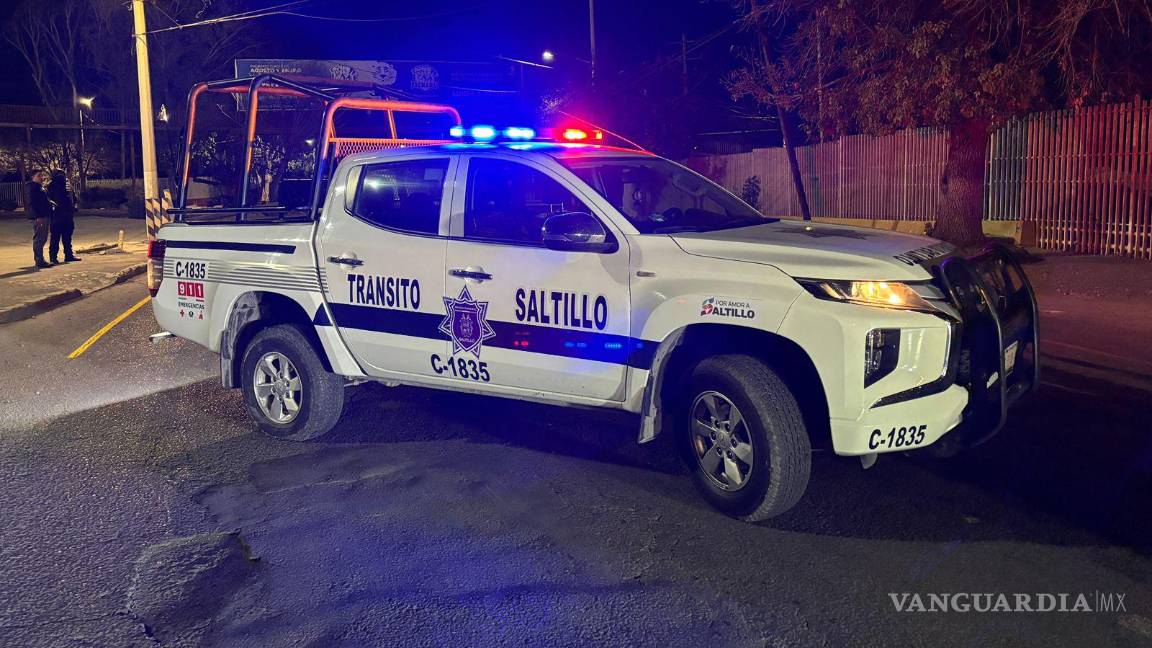 $!El pavimento mojado y el exceso de velocidad serían las causas del accidente que dañó infraestructura pública en Saltillo.