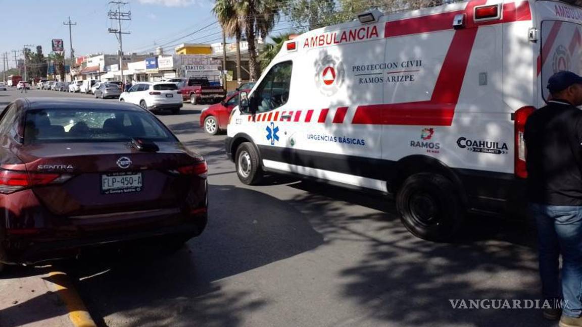$!La mujer fue impactada y lanzada contra el cristal.