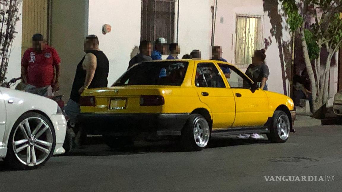 $!Familiares del fallecido dialogaron con elementos de la Fiscalía General del Estado en el lugar de los hechos.