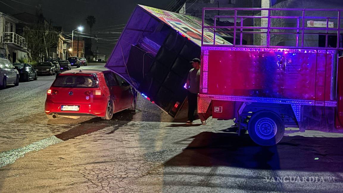 $!Autoridades de Tránsito Municipal acudieron al sitio para deslindar responsabilidades.