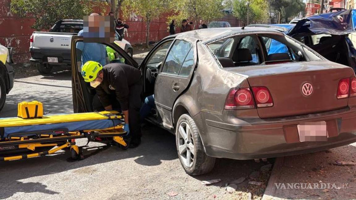 $!Paramédicos trasladaron a la conductora a un hospital privado al norte de la ciudad.
