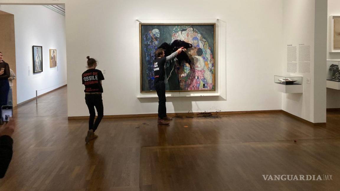 $!Activistas arrojaron líquido negro sobre el cuadro “Muerte y vida” de Gustav Klimt en el museo Leopold de Viena para denunciar la inacción contra la crisis climática.