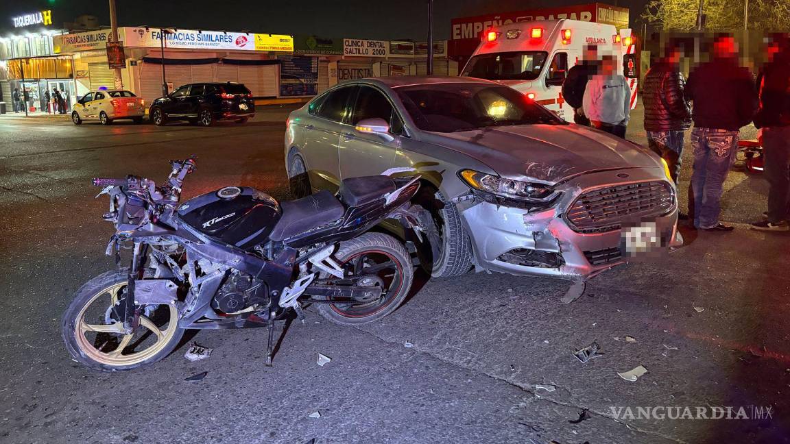 Se estrellan por ignorar luz roja en la Saltillo 2000; motociclista resulta herido