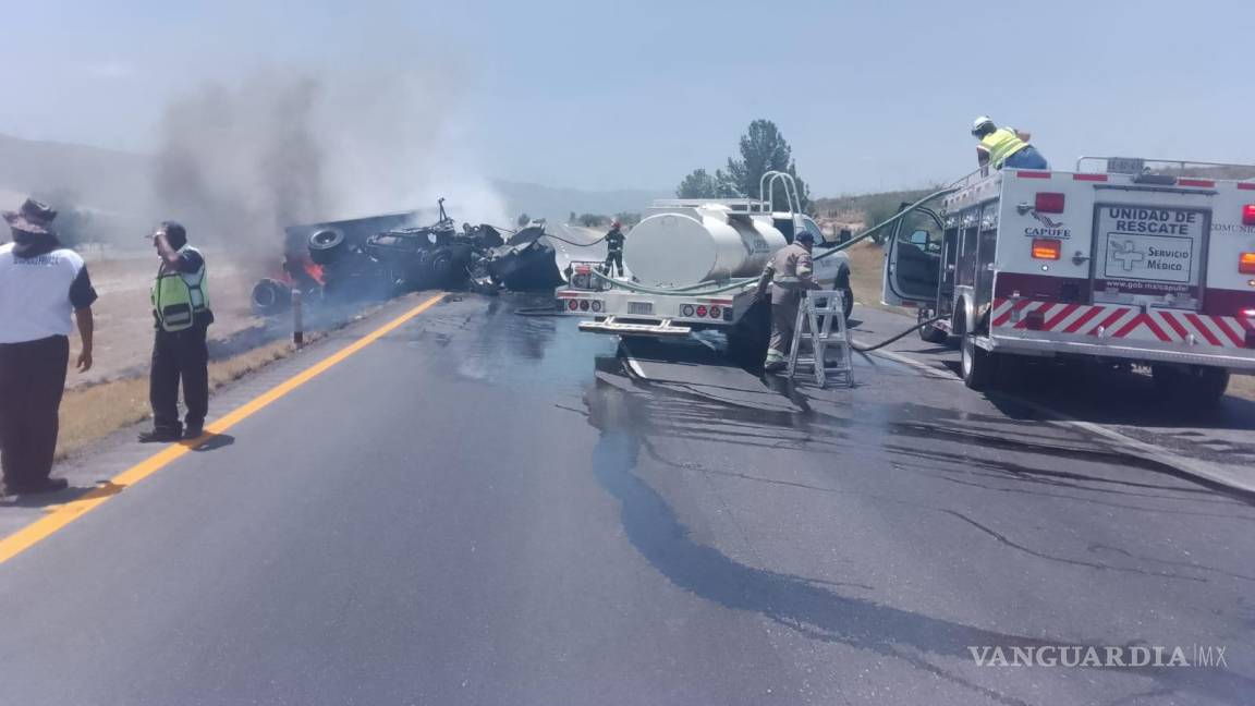 Vuelca camión en carretera a Carbonera y se incendia; chofer sale lesionado