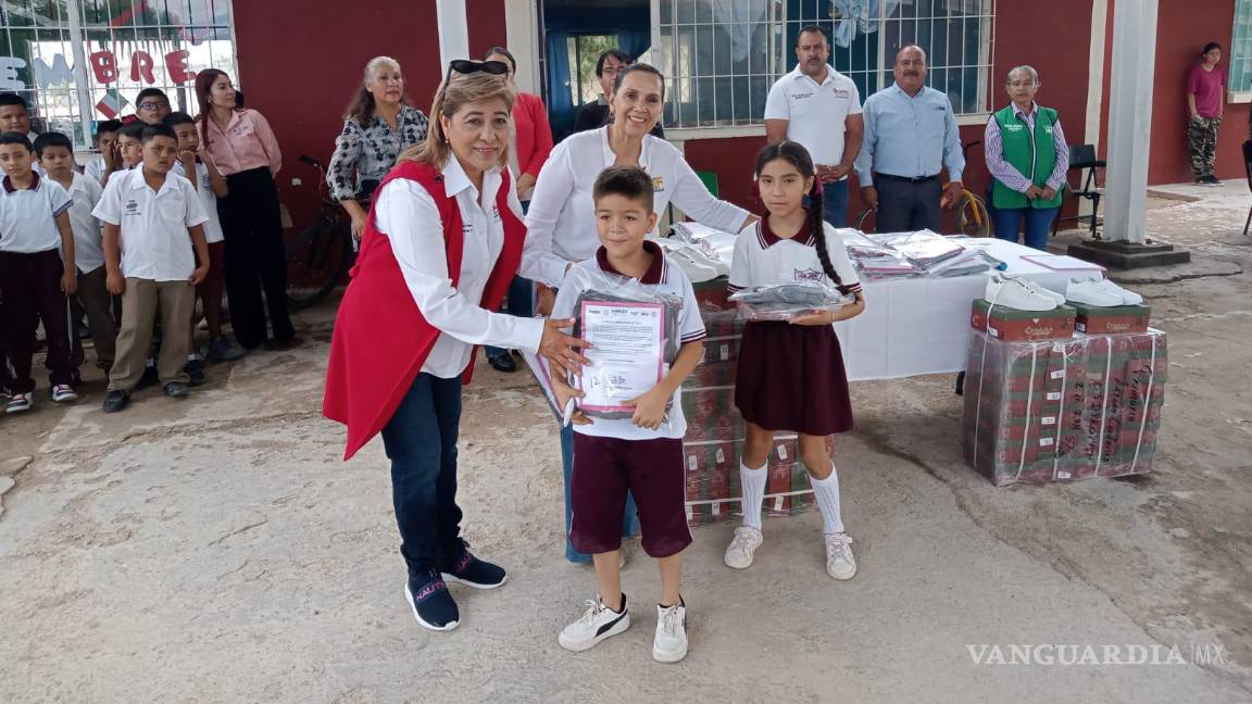 $!Estudiantes de estas comunidades recibieron uniformes escolares.