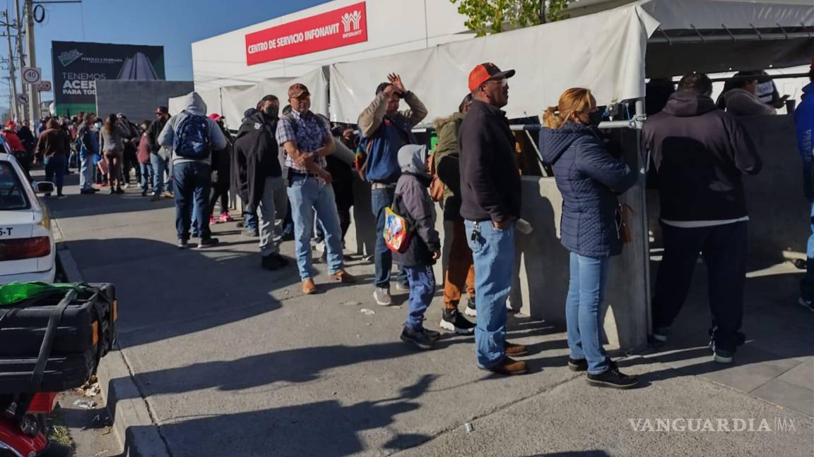 Reportan largas filas en Infonavit Saltillo por último día para convertir crédito VSM a pesos