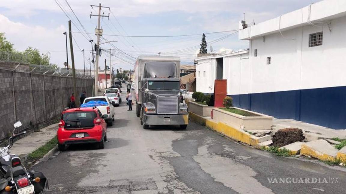 $!Cajas y paquetes fueron subidos al transporte oficial para su traslado al campo de tiro.