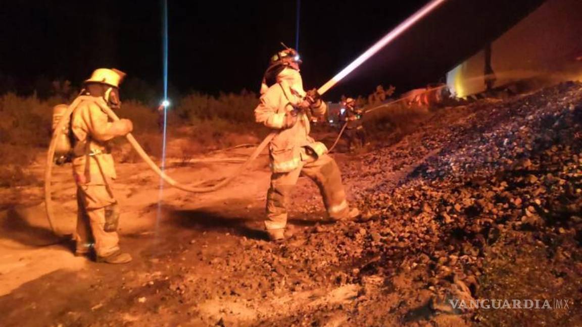 $!El camión cargado con mármol impactó de frente con la locomotora, desencadenando el incendio que consumió parte del tren.