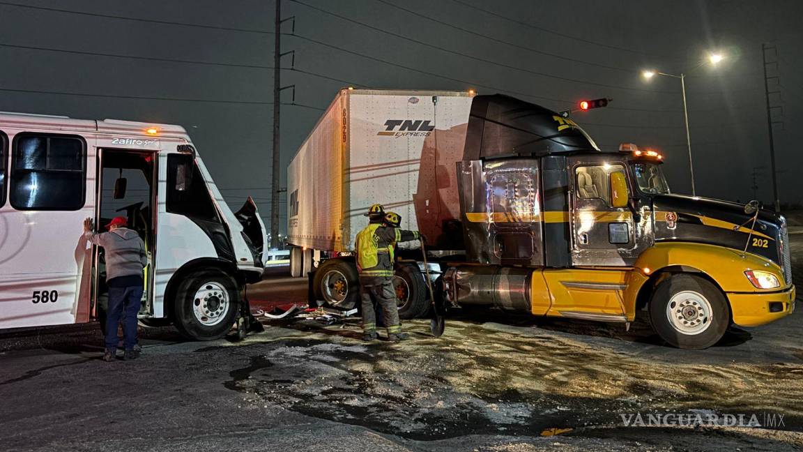Choque entre tráiler y transporte de personal paraliza el tránsito al sur de Saltillo