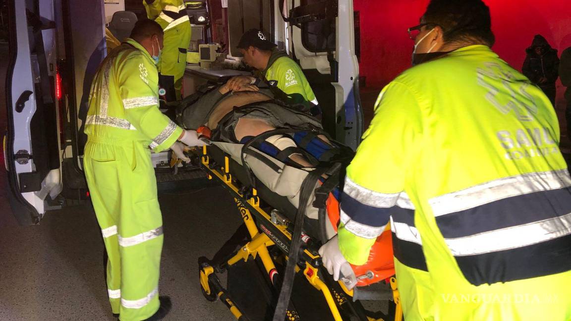 $!Paramédicos de la Secretaría de Salud brindaron asistencia a Javier, el motociclista gravemente herido, antes de trasladarlo a la Clínica número dos del IMSS.