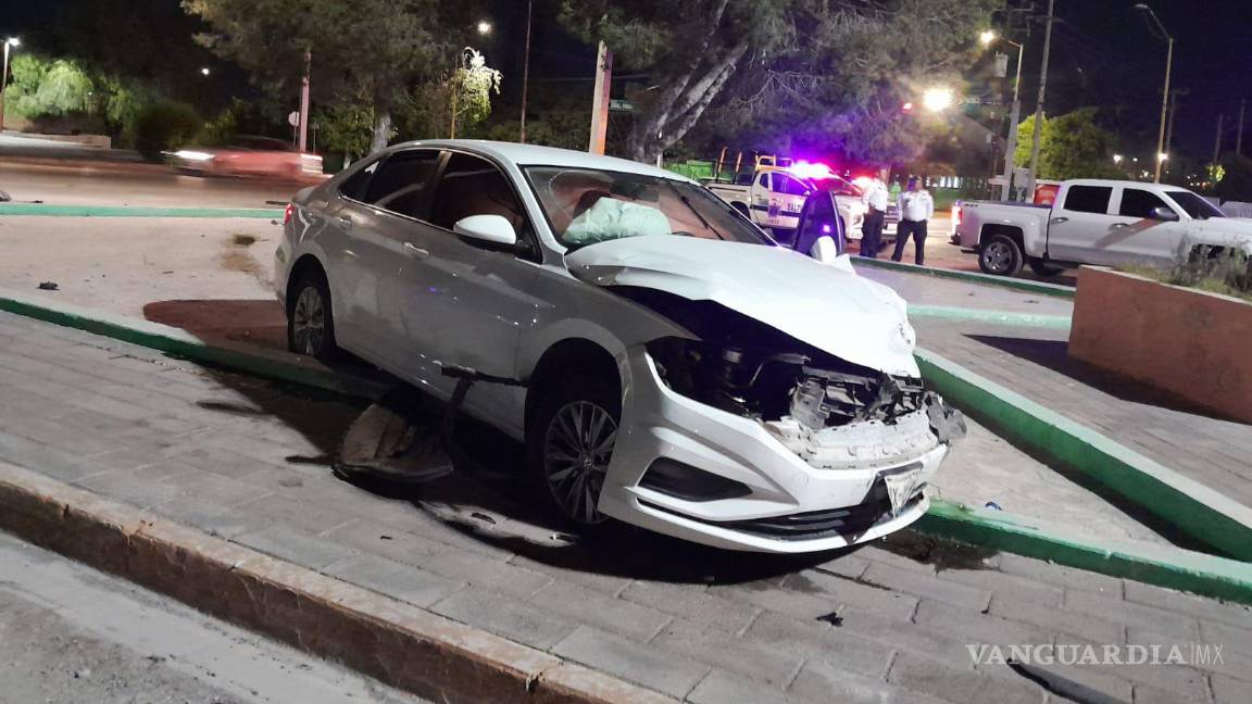 $!Tras el impacto, ambos vehículos salieron proyectados contra el camellón central.