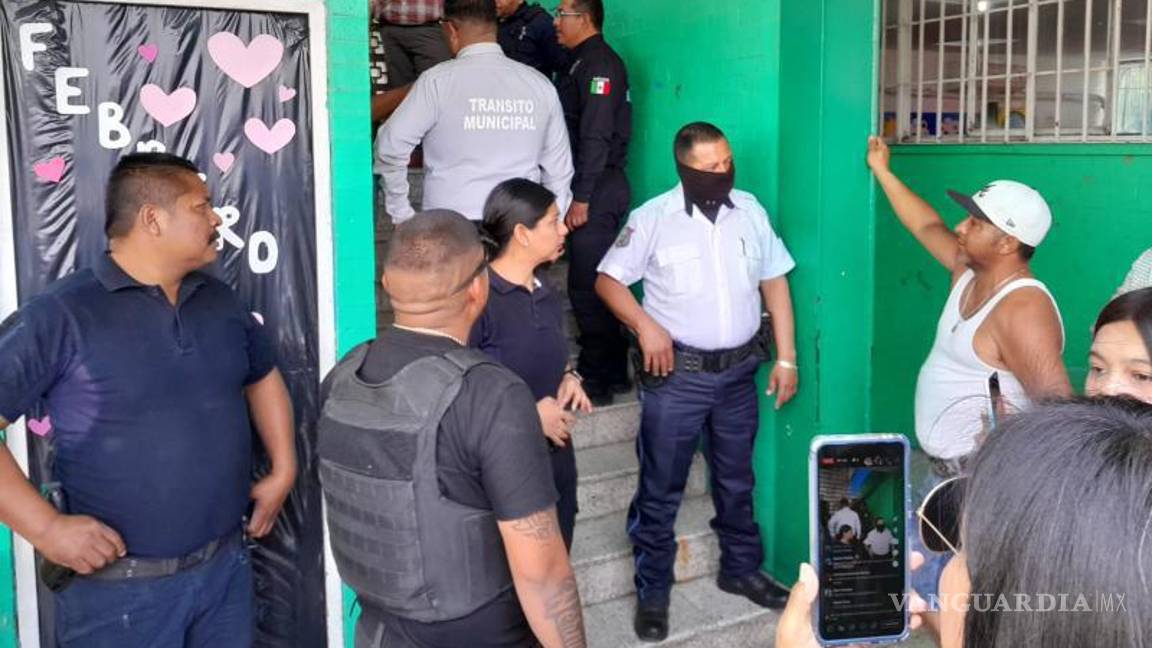 $!Agentes de la Policía Municipal acudieron al plantel para mantener el orden durante la manifestación de los padres.