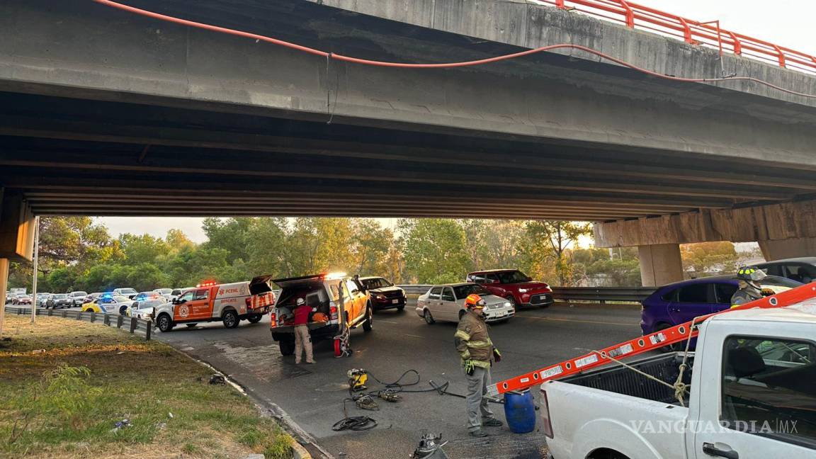 Auto cae del puente hacia carriles exprés de la avenida Constitución, en Monterrey