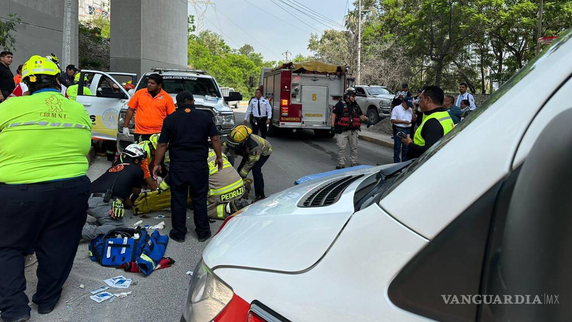 $!Un tráiler cayó desde puente de la autopista Monterrey-Saltillo