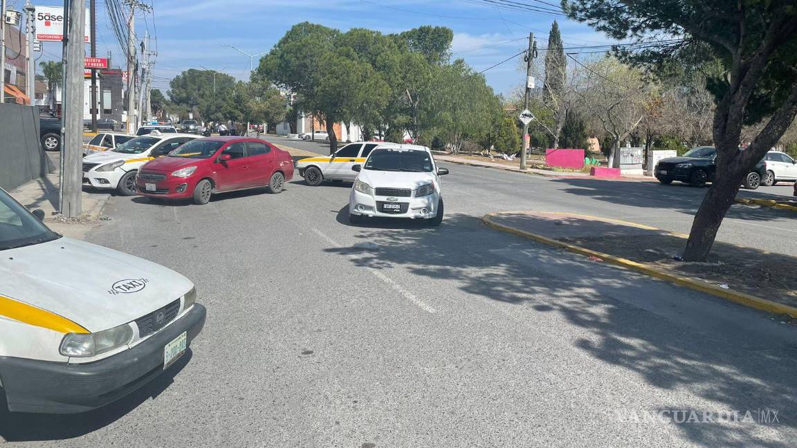 Saltillo: Taxistas bloquean calles al norte por conflicto con aseguradora