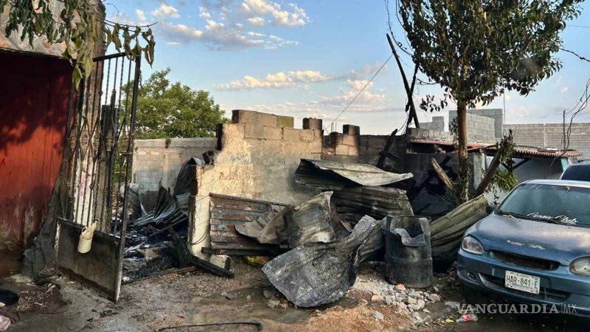 $!Vecinos del sector intentaron contener el incendio con cubetas de agua antes de que llegaran los cuerpos de emergencia.