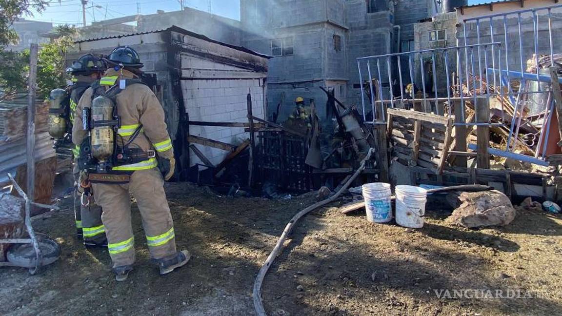 $!El tejabán quedó en cenizas.