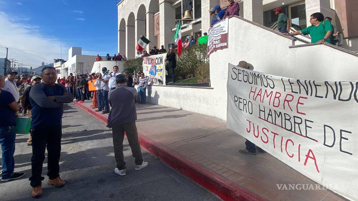 $!La marcha culminó frente a la presidencia municipal, donde los ex obreros tomaron el micrófono para expresar su inconformidad.