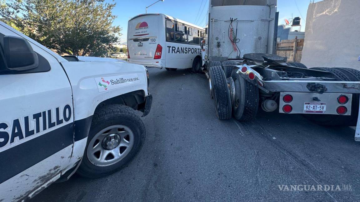 Saltillo: chofer de transporte de personal dormita y choca; cuatro trabajadores resultan lesionados