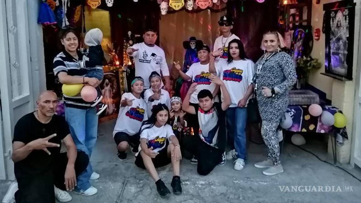 $!Participantes adornaron sus autos con ofrendas y globos como parte de la procesión.