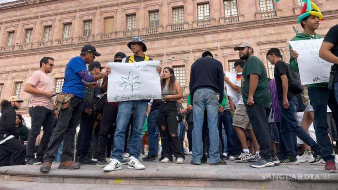 $!La manifestación fue escoltada por autoridades de tránsito que facilitaron el paso de los asistentes desde la Alameda Zaragoza hasta la Plaza Tlaxcala.